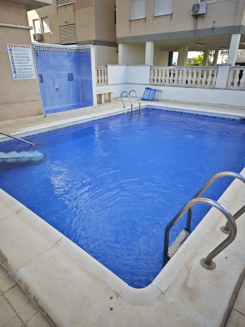 Schwimmbecken von Wohnungen zum Verkauf in Guardamar de la Safor mit Klimaanlage, Heizung und Terrasse