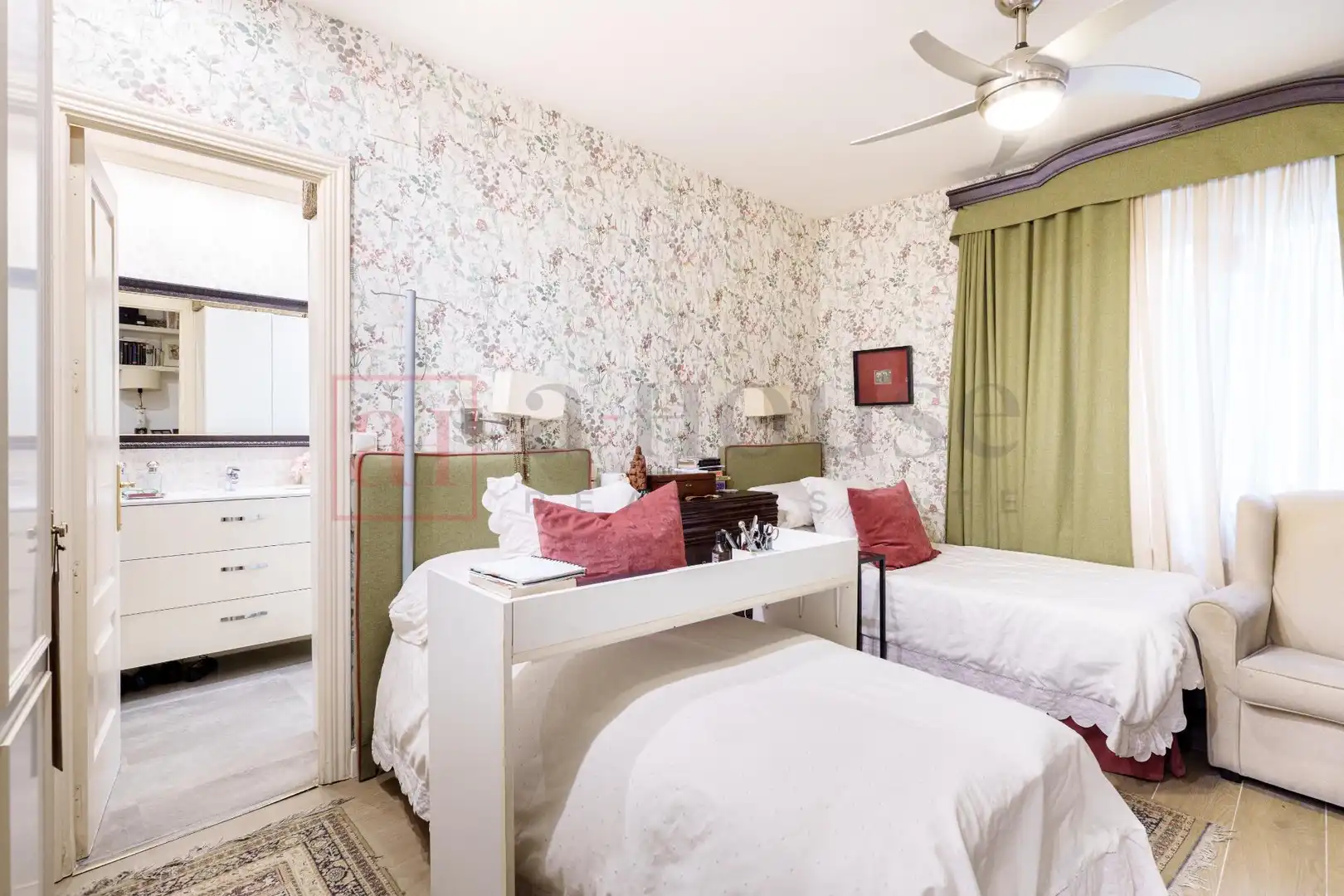 Habitación de Local en venta en Madrid con Aire acondicionado y Amueblado