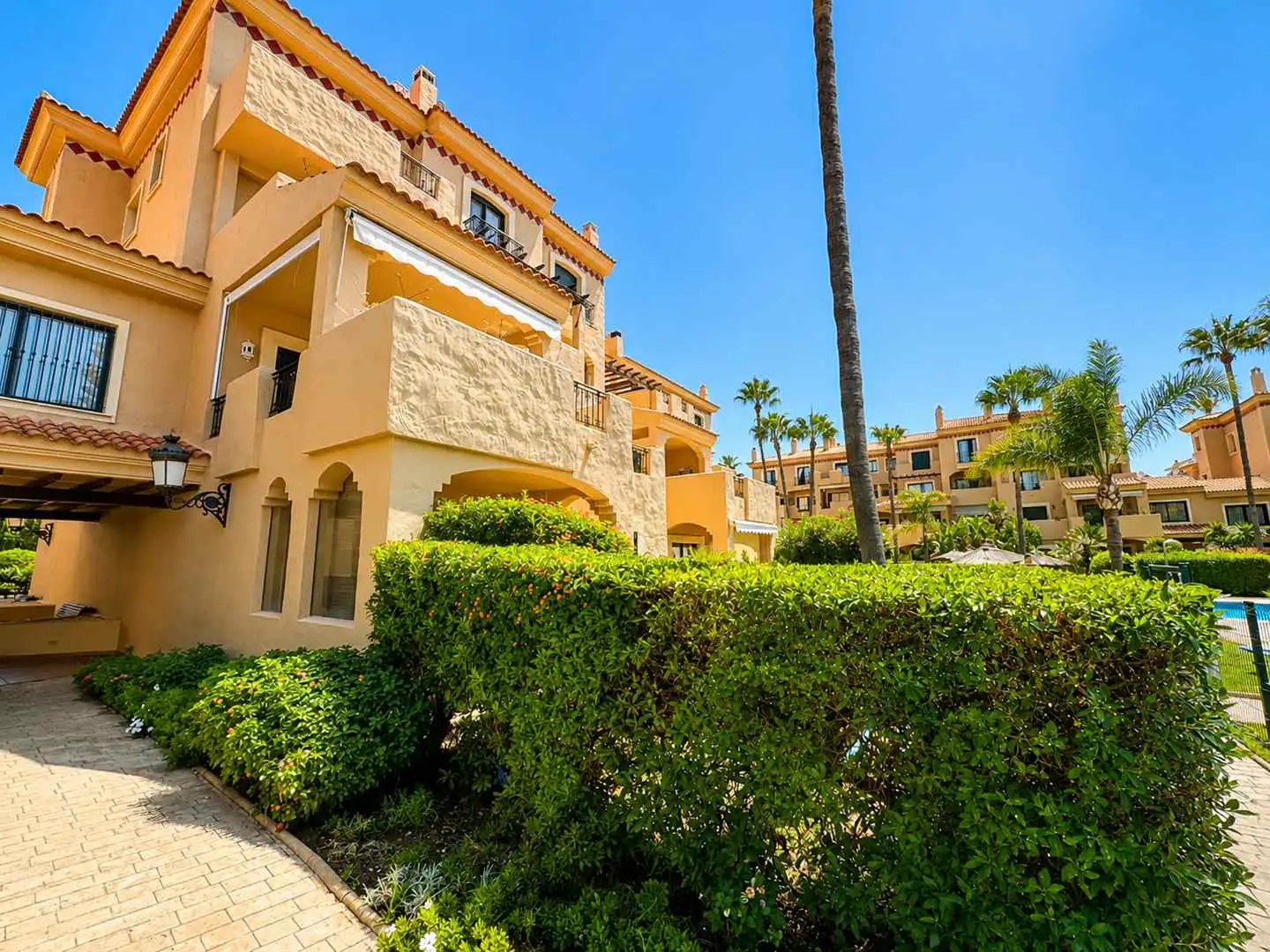 Vista exterior de Dúplex en venta en Manilva con Aire acondicionado, Calefacción y Terraza