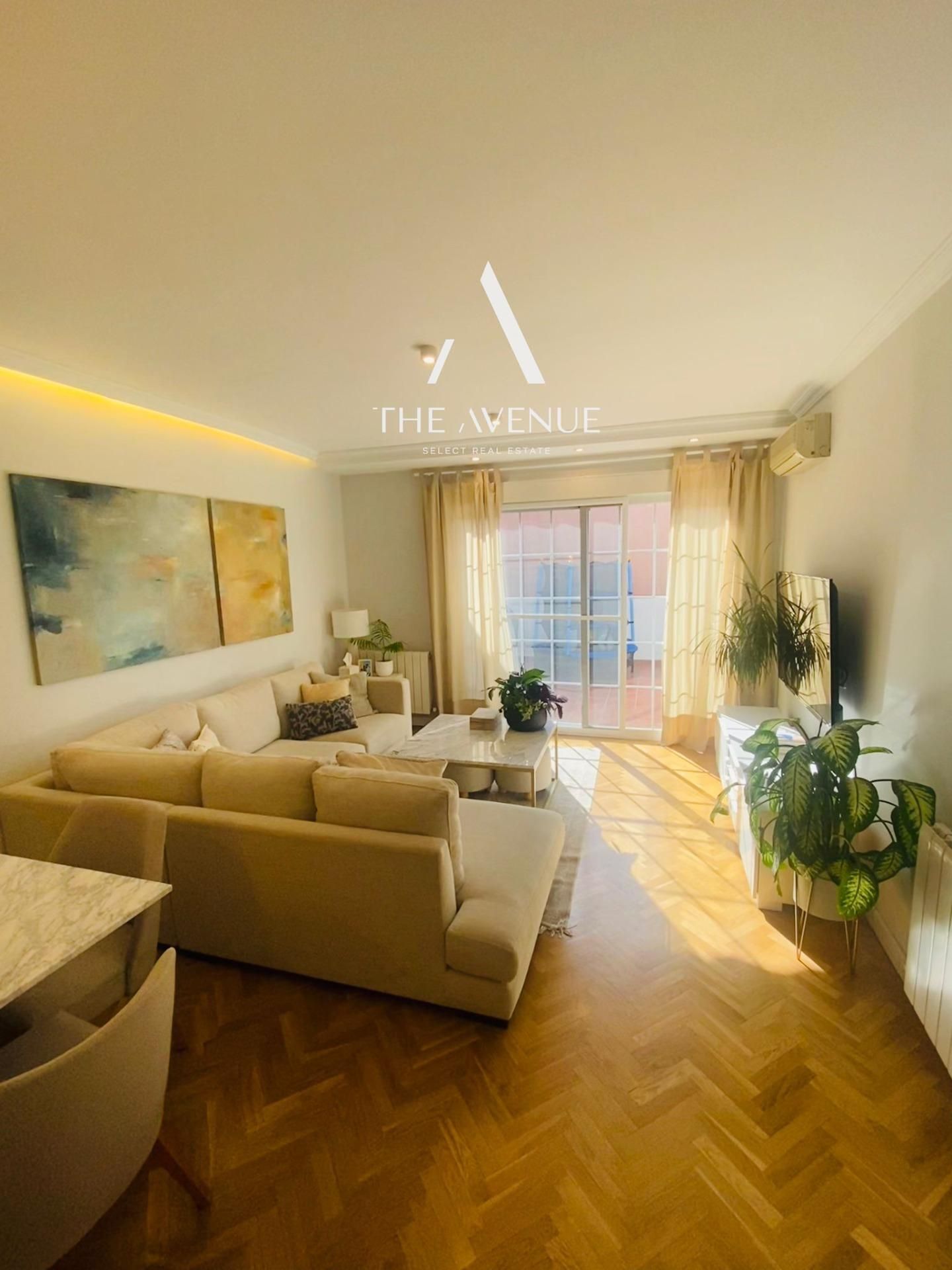 Sala d'estar de Casa adosada en venda en La Moraleja amb Aire condicionat, Calefacció i Jardí privat