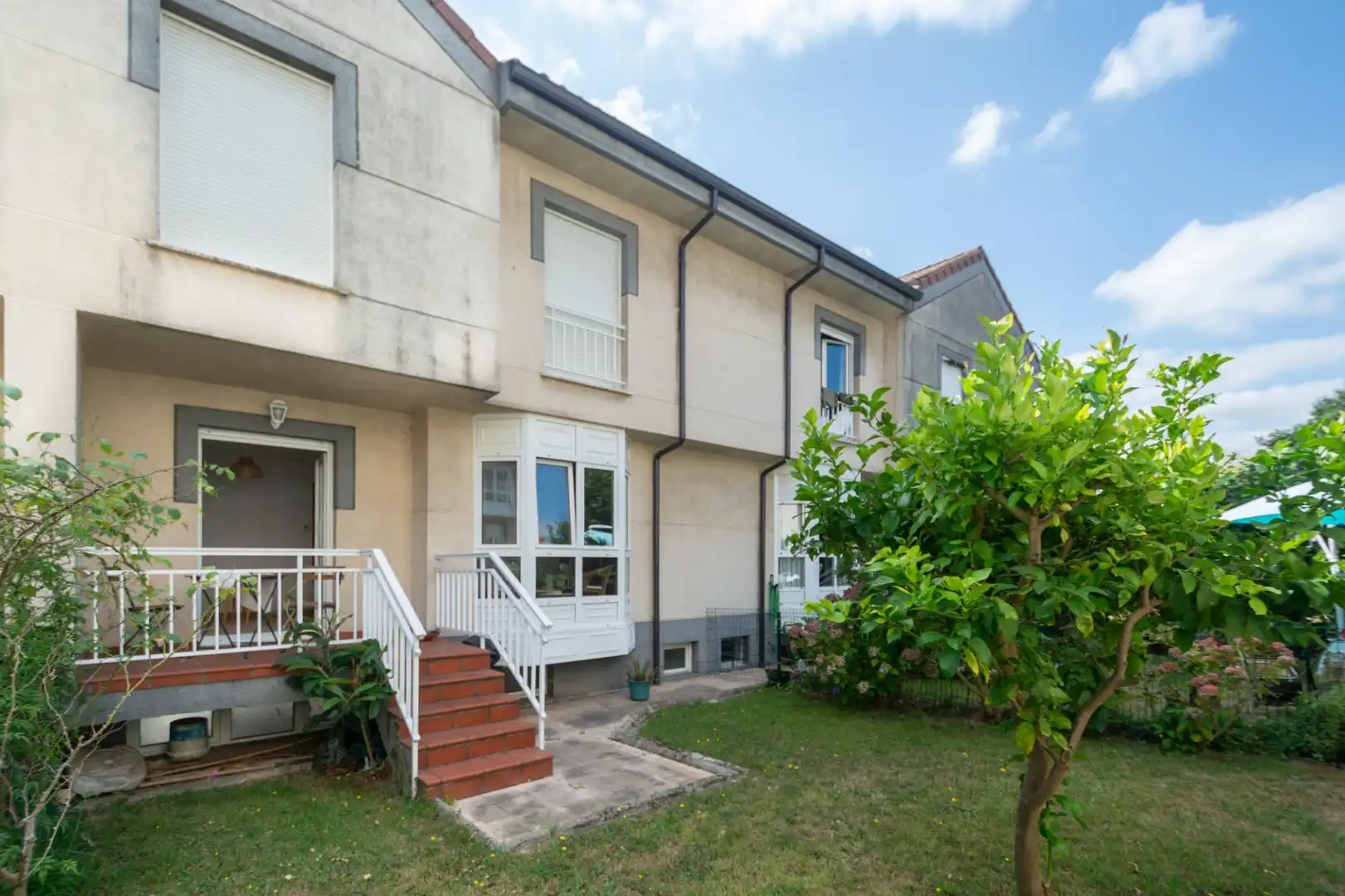 Vista exterior de Casa o xalet en venda en Avilés amb Calefacció, Jardí privat i Parquet