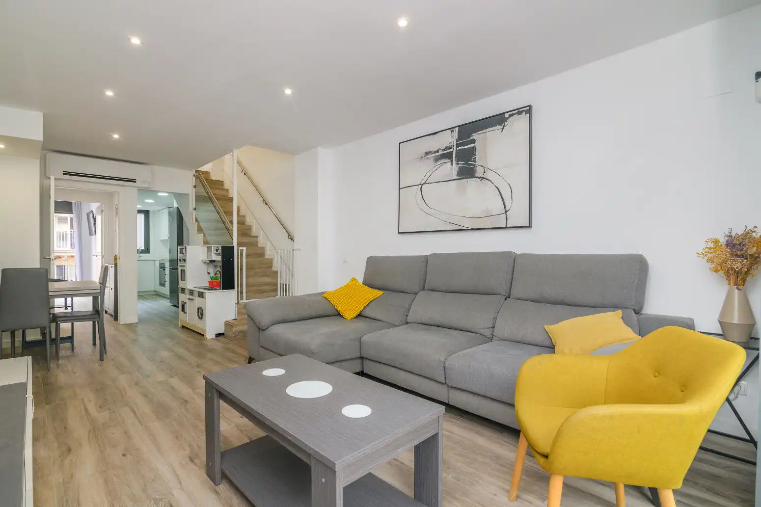 Sala d'estar de Pis en venda en Cornellà de Llobregat amb Aire condicionat, Calefacció i Terrassa
