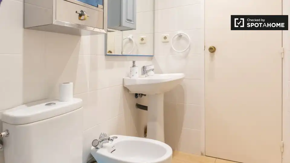 Baño de Piso de alquiler en Alcalá de Henares con Aire acondicionado, Calefacción y Amueblado