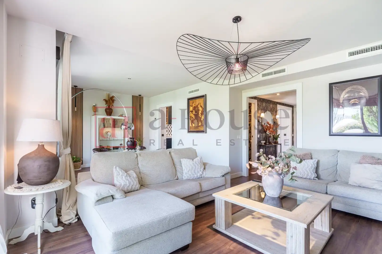 Sala de estar de Casa adosada en venta en Boadilla del Monte con Aire acondicionado, Calefacción y Jardín privado