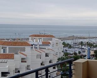 Vista exterior de Apartament de lloguer en Estepona amb Aire condicionat, Terrassa i Piscina