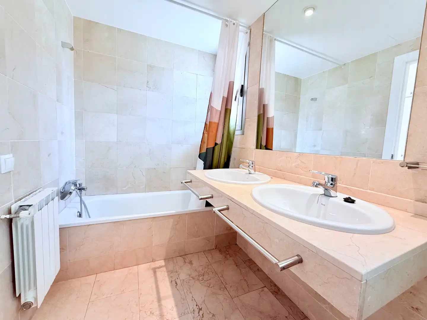 Baño de Casa adosada de alquiler en Sant Feliu de Llobregat con Aire acondicionado, Calefacción y Jardín privado