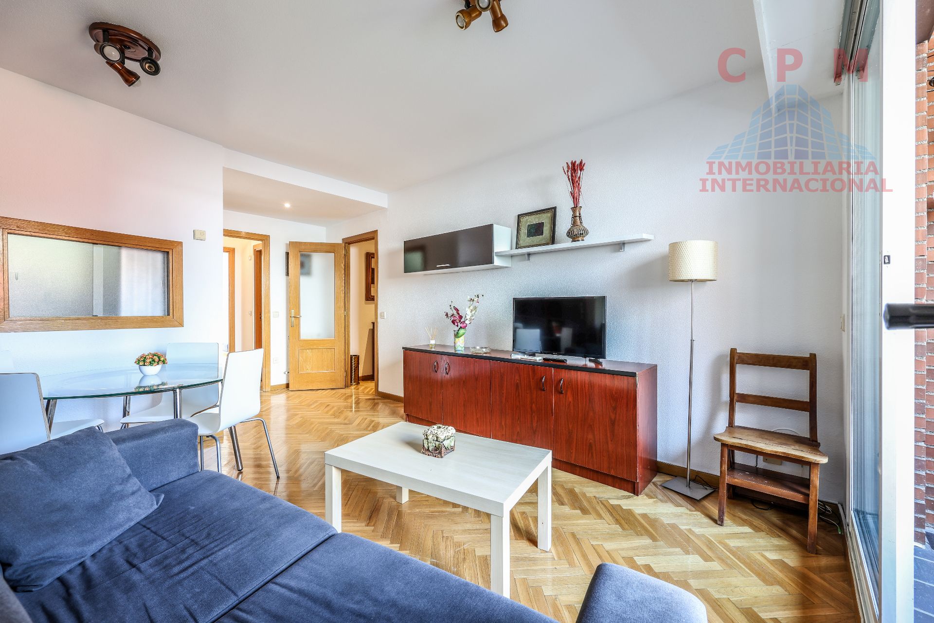 Living room of Flat to rent in  Madrid Capital  with Air Conditioner, Heating and Parquet flooring