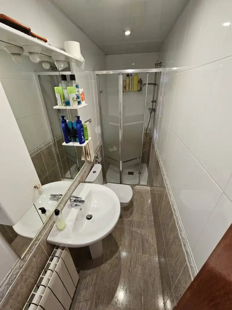 Badezimmer von Einfamilien-Reihenhaus zum Verkauf in Calafell mit Klimaanlage, Heizung und Privatgarten