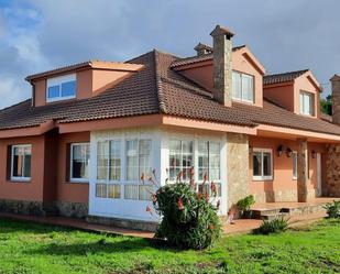 Vista exterior de Casa o xalet en venda en Carballo amb Calefacció, Jardí privat i Terrassa