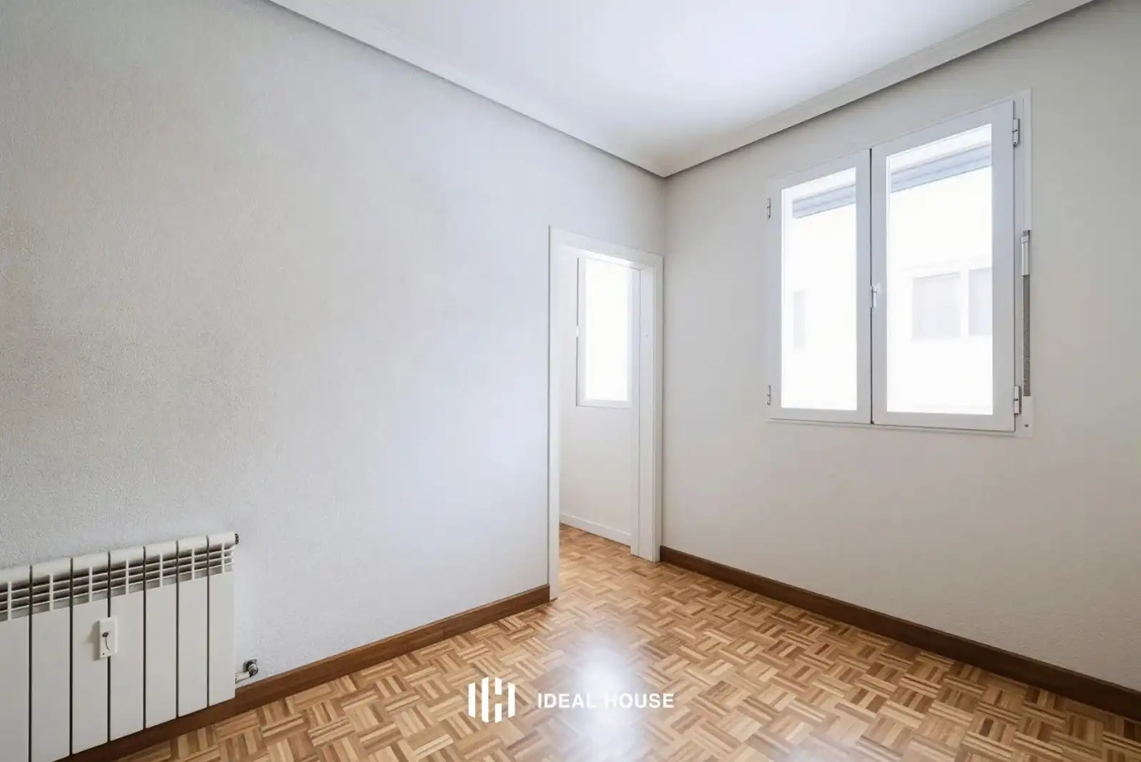 Bedroom of Flat for rent in Madrid  with Air Conditioner, Heating and Parquet flooring