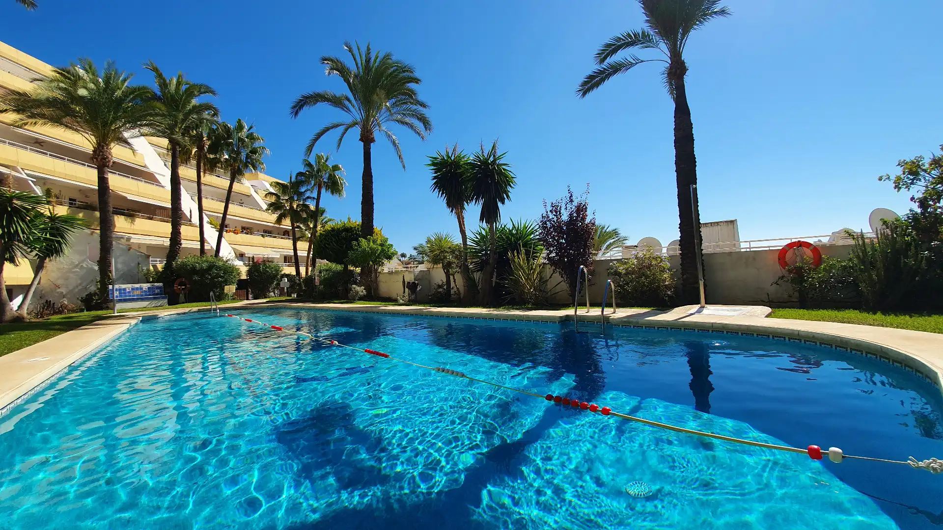 Piscina de Ático en venta en Benalmádena con Aire acondicionado, Calefacción y Terraza
