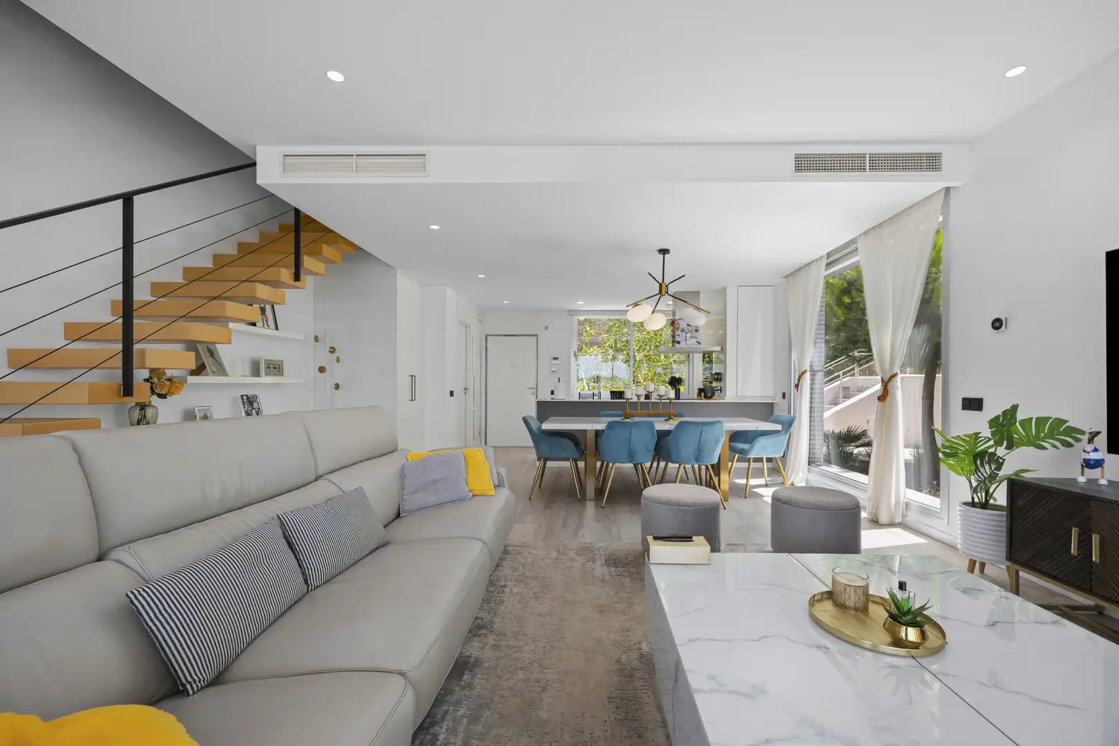 Wohnzimmer von Einfamilien-Reihenhaus zum Verkauf in Estepona mit Klimaanlage, Terrasse und Schwimmbad