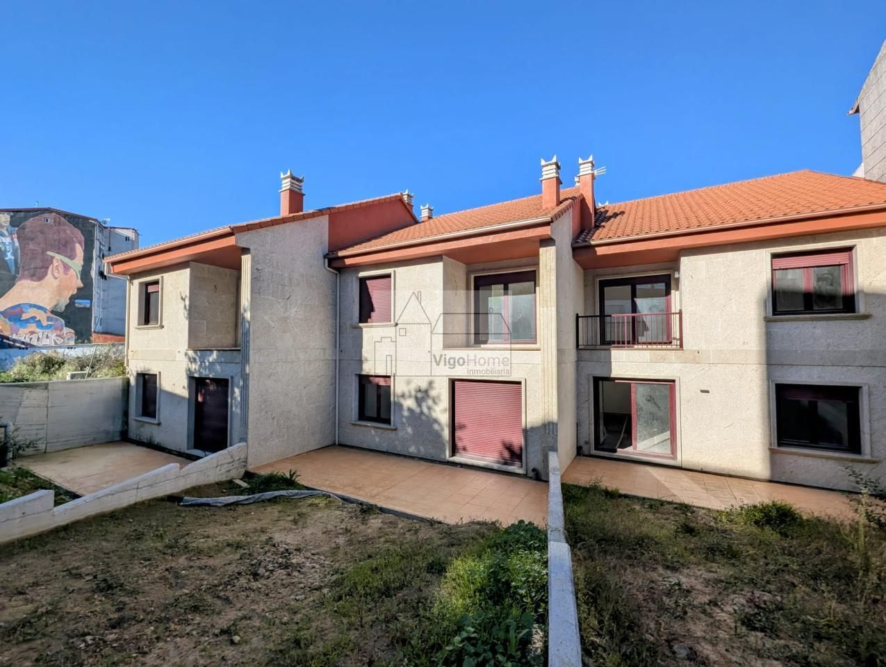 Vista exterior de Casa adosada en venda en Vigo  amb Calefacció, Jardí privat i Terrassa