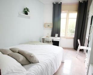 Bedroom of Flat to share in  Barcelona Capital  with Heating, Furnished and Washing machine