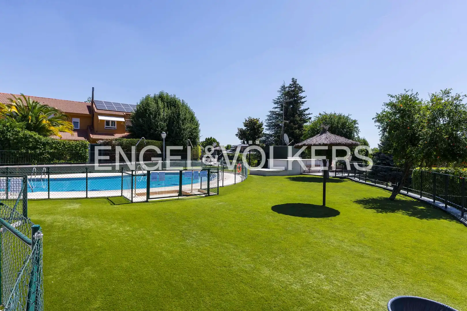 Swimming pool of Houses for sale in La Moraleja  with Air Conditioner, Heating and Private garden