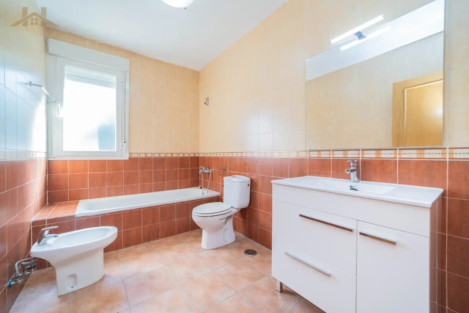Baño de Casa adosada en venta en Carranque con Aire acondicionado, Calefacción y Jardín privado