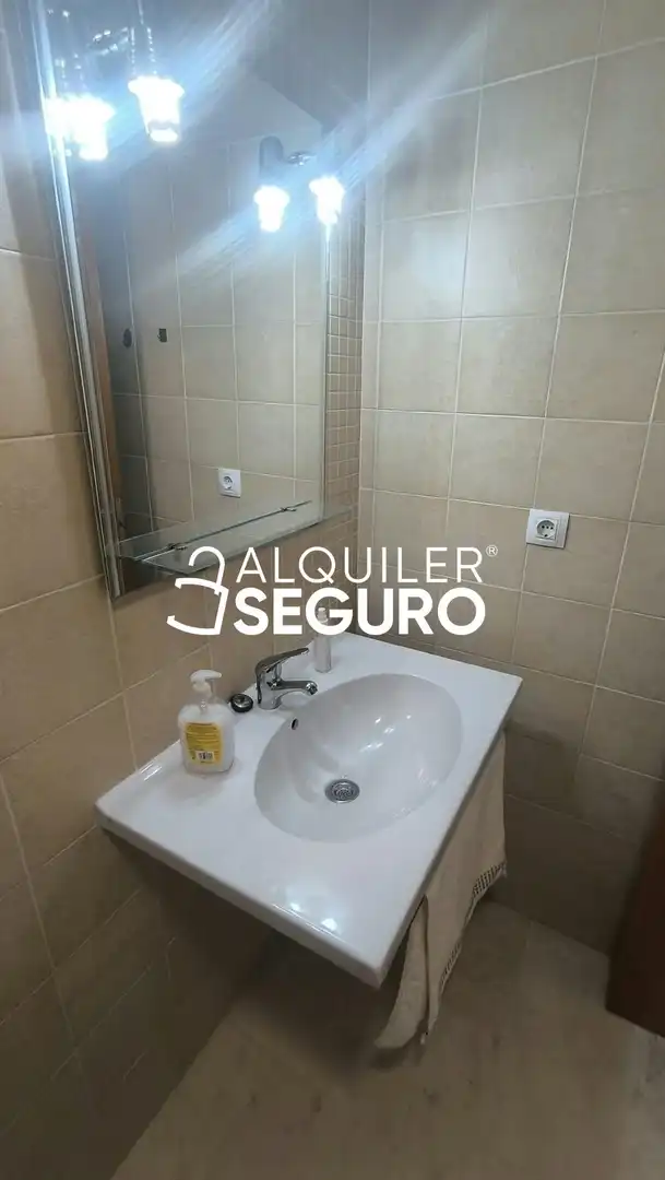 Baño de Piso de alquiler en Dos Hermanas con Aire acondicionado, Piscina y Amueblado