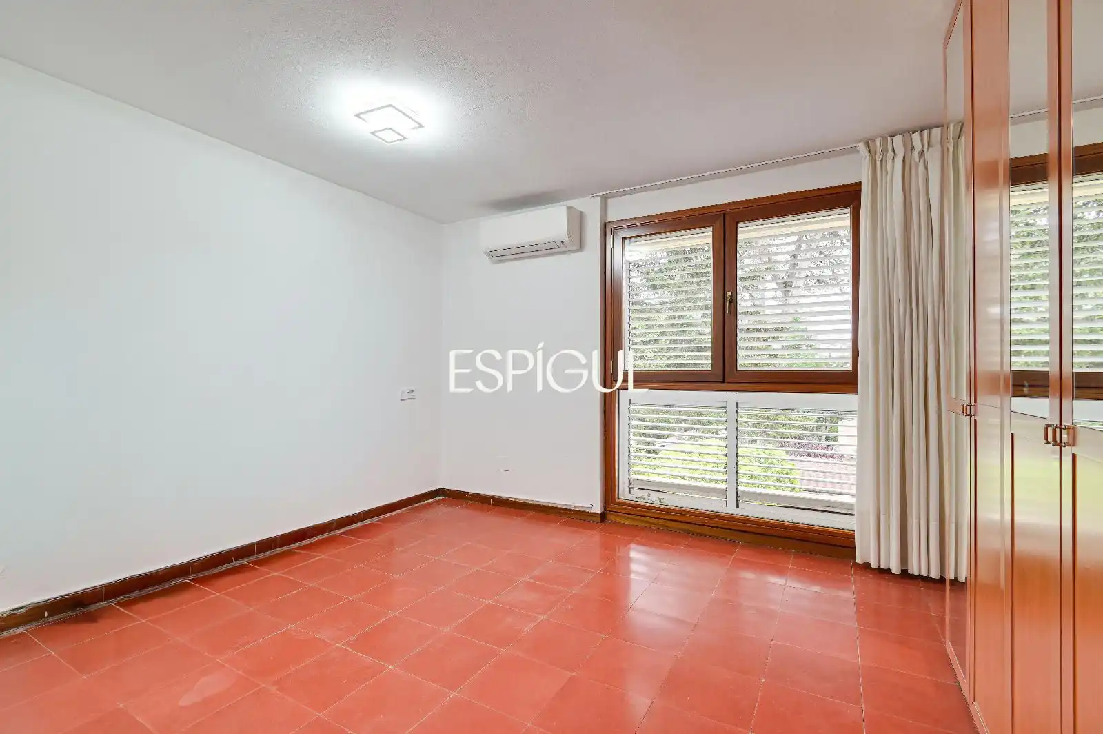 Schlafzimmer von Haus oder Chalet zum Verkauf in Cerdanyola del Vallès mit Klimaanlage, Heizung und Terrasse
