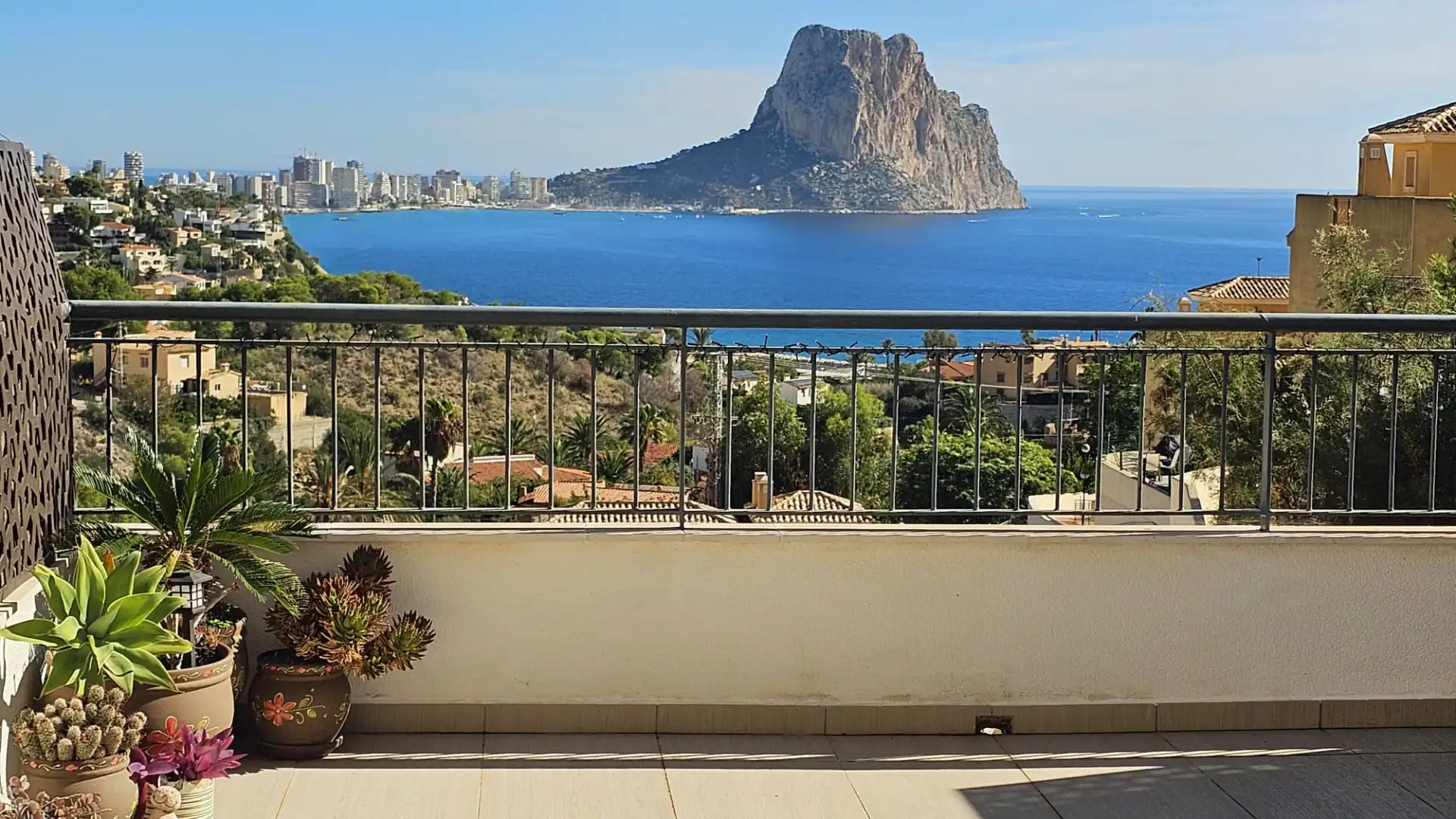 Vista exterior de Casa adosada en venta en Calpe / Calp con Aire acondicionado, Terraza y Amueblado