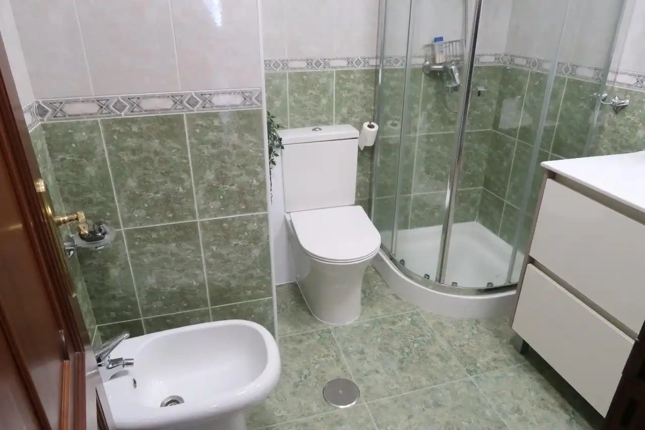 Badezimmer von Wohnung zur Miete in A Coruña Capital  mit Heizung und Möbliert