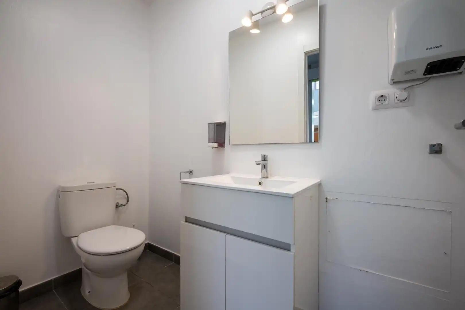 Badezimmer von Büro zum Verkauf in Mataró