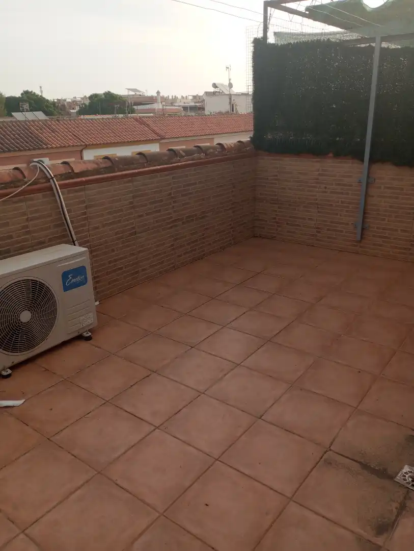 Einfamilien-Reihenhaus zur Miete in La Algaba mit Klimaanlage, Terrasse und Abstellraum