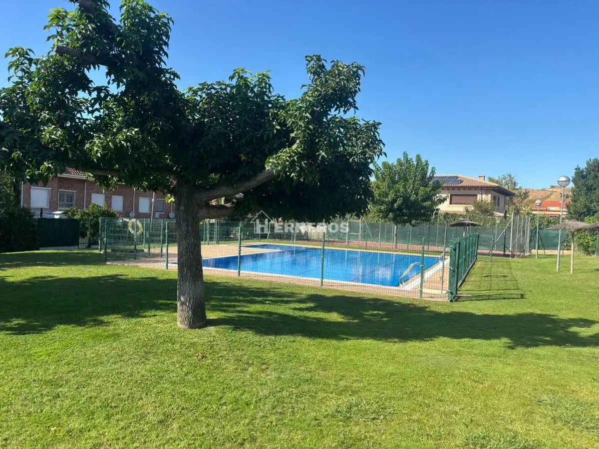 Piscina de Casa adosada en venda en Villamediana de Iregua amb Aire condicionat, Calefacció i Jardí privat