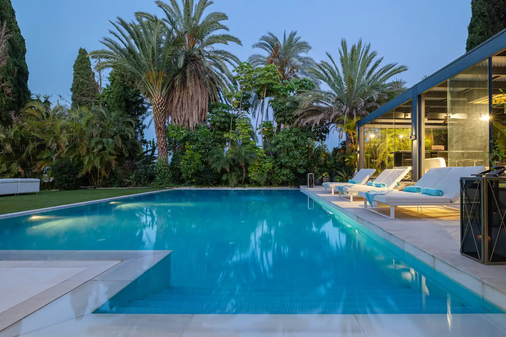 Piscina de Casa o xalet en venda en Nueva Andalucía