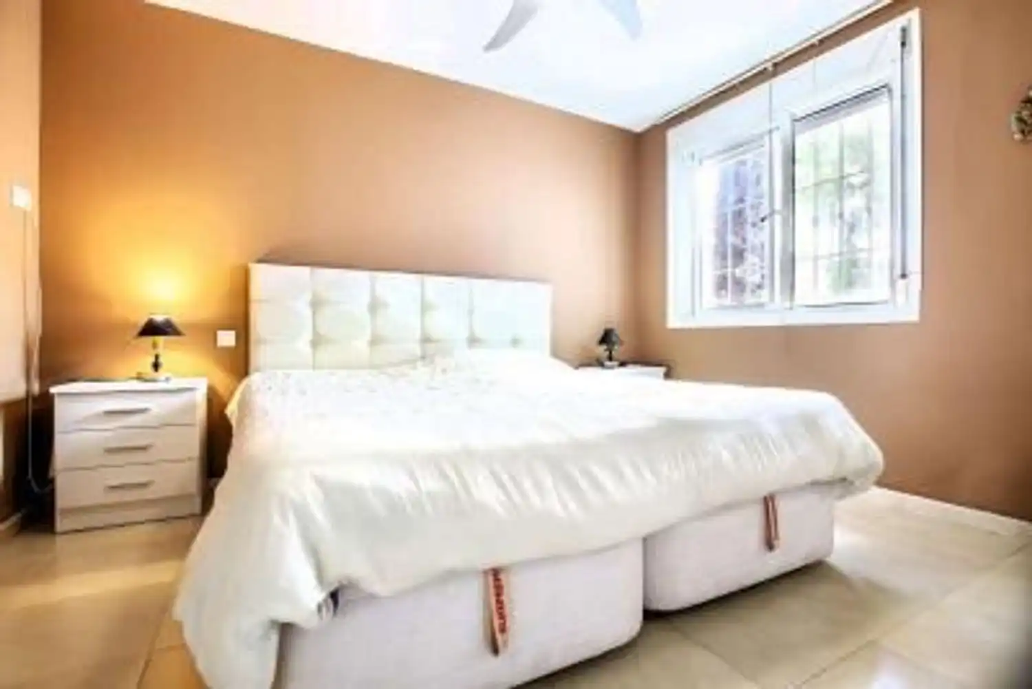 Schlafzimmer von Wohnung zum Verkauf in Marbella mit Klimaanlage, Privatgarten und Terrasse