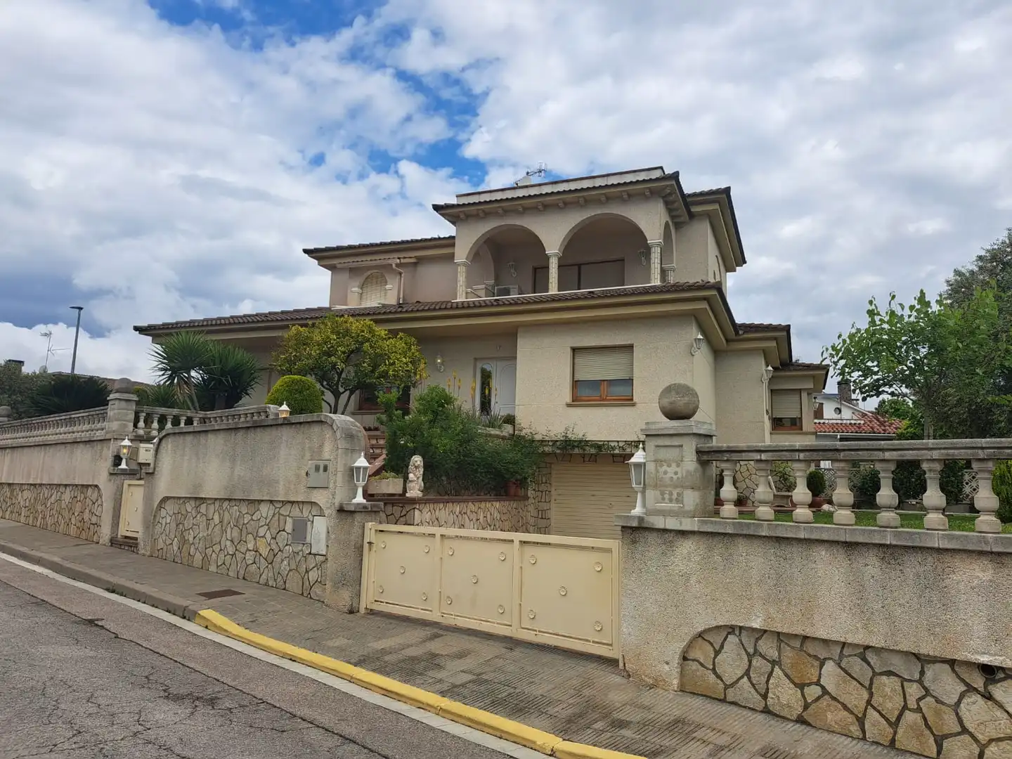 Vista exterior de Casa o chalet en venta en Breda con Aire acondicionado, Calefacción y Jardín privado