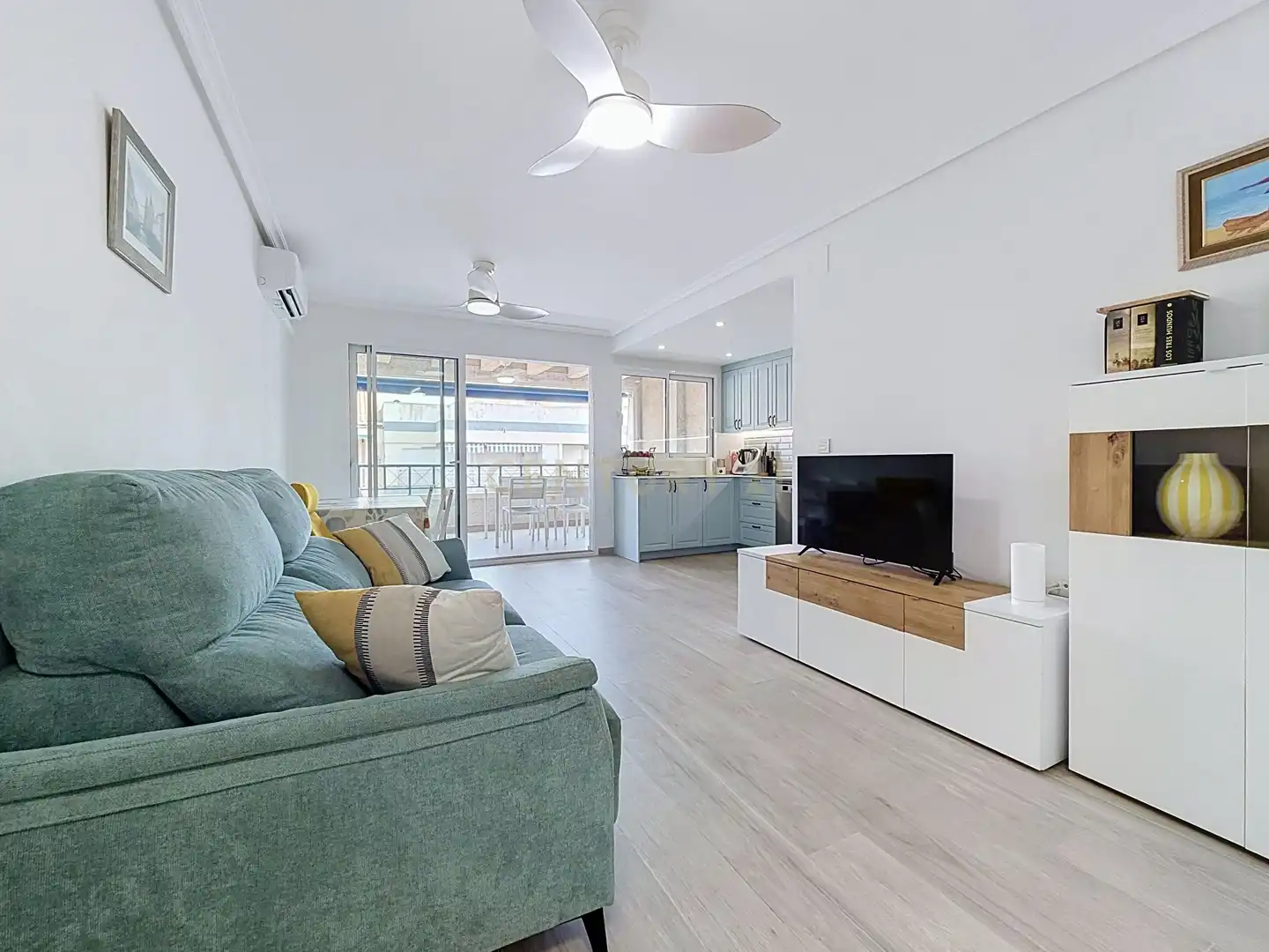Living room of Apartments for rent in Torrevieja  with Air Conditioner, Oven and Washing machine