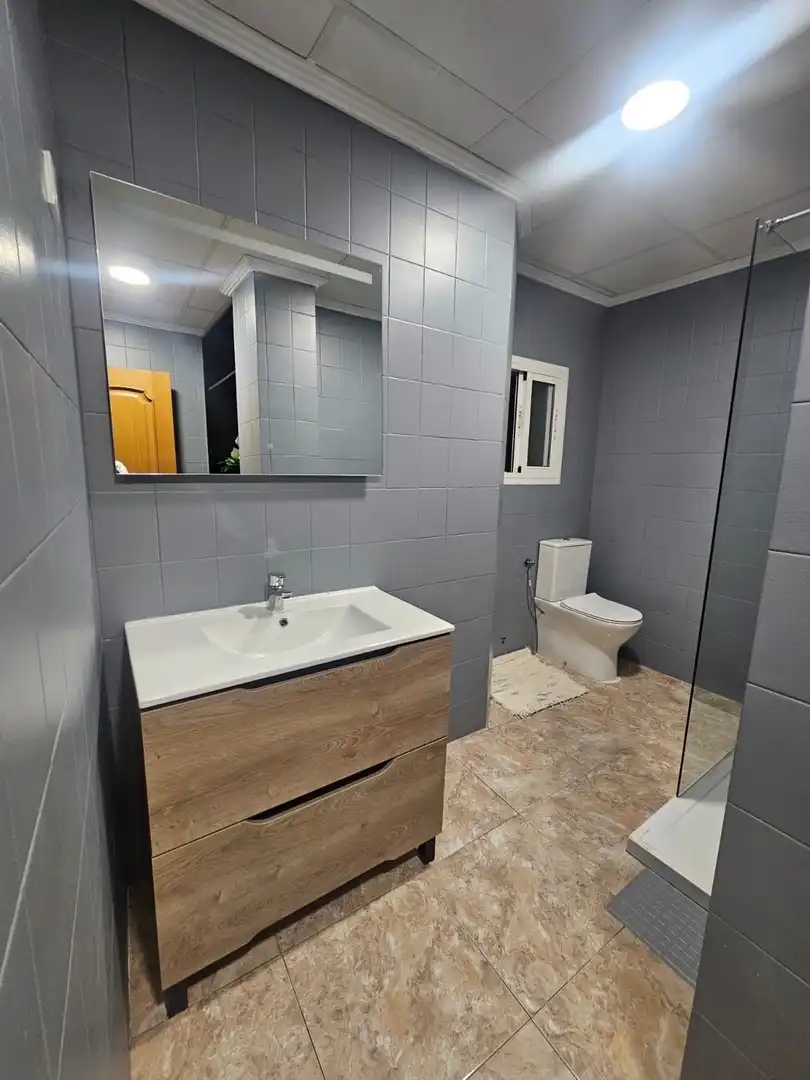 Bany de Apartament de lloguer en Torrevieja amb Aire condicionat, Calefacció i Terrassa