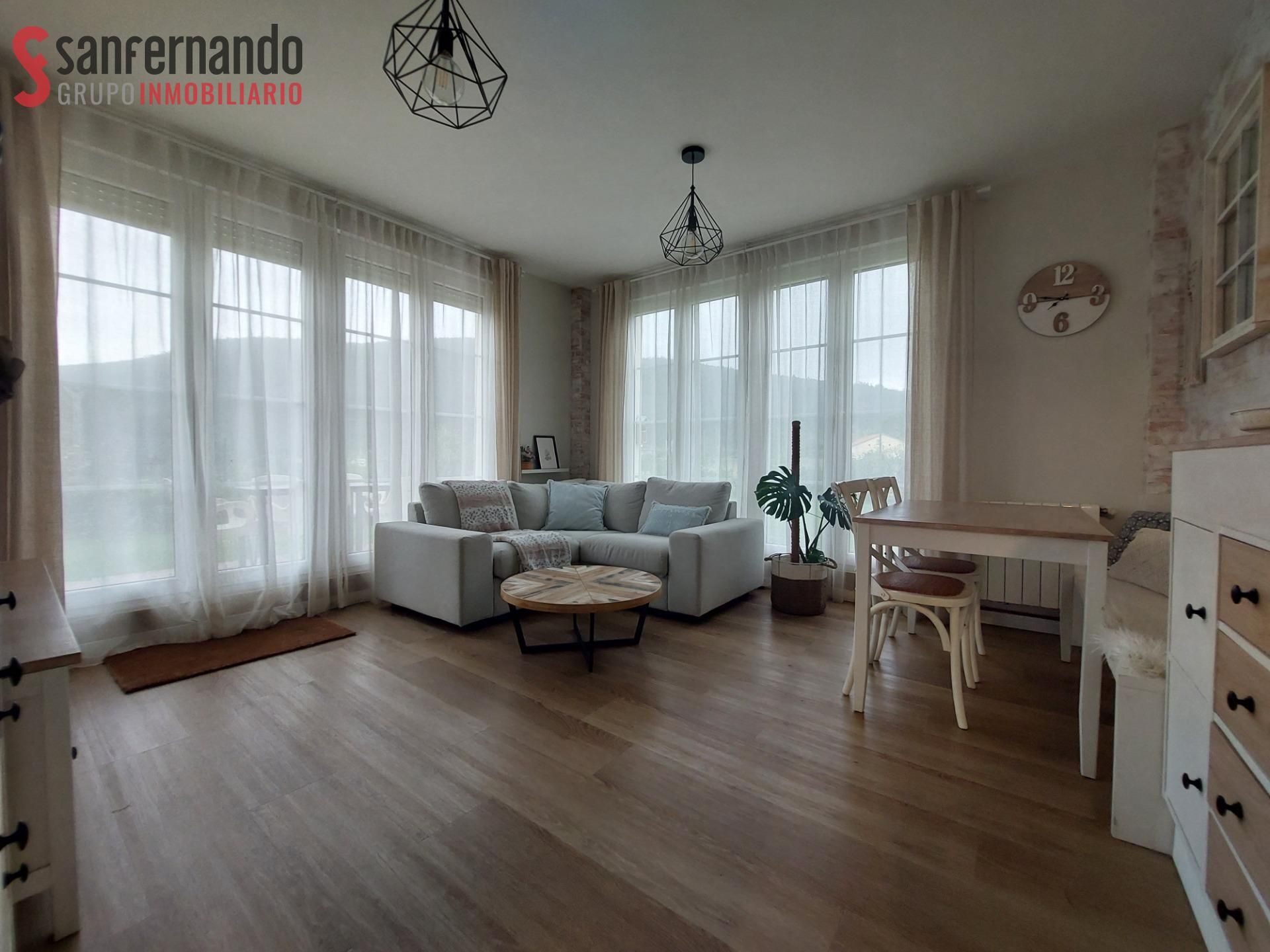Sala d'estar de Planta baixa en venda en Castañeda amb Calefacció i Jardí privat