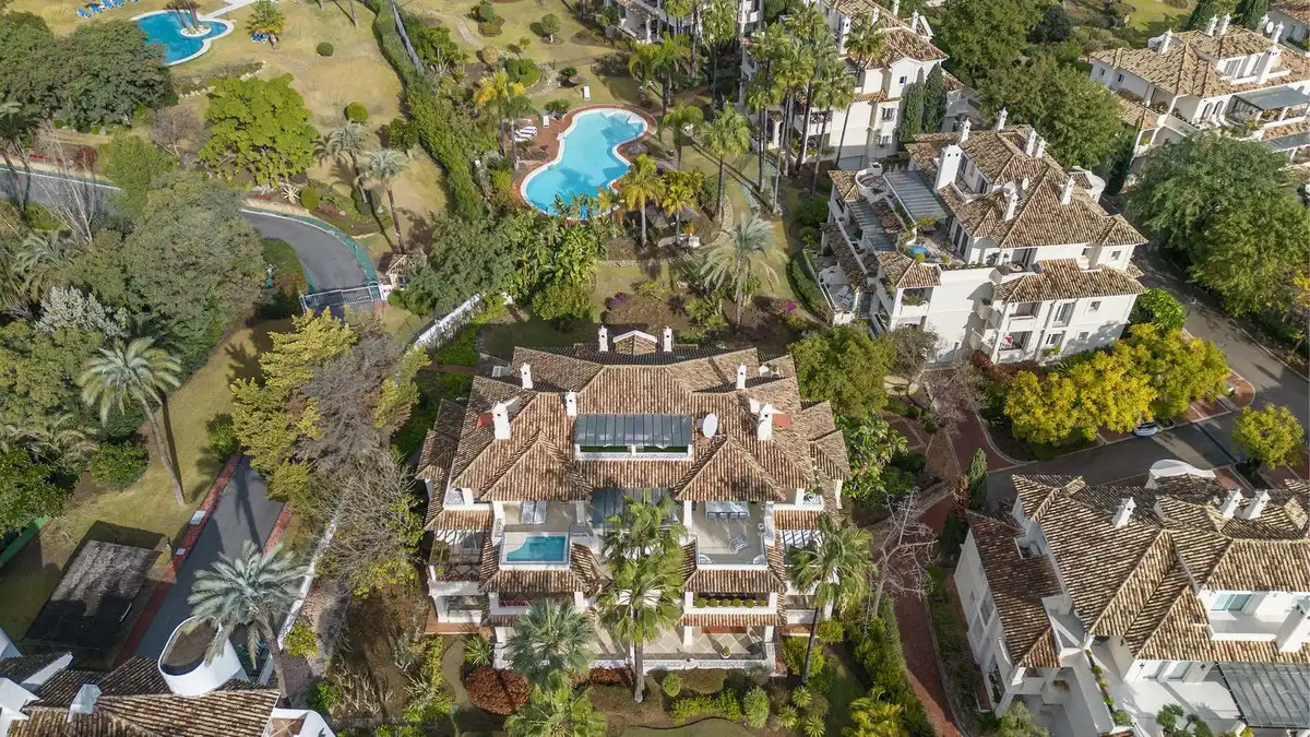 Dúplex amb piscina en venda a Nueva Andalucía, imagen 2