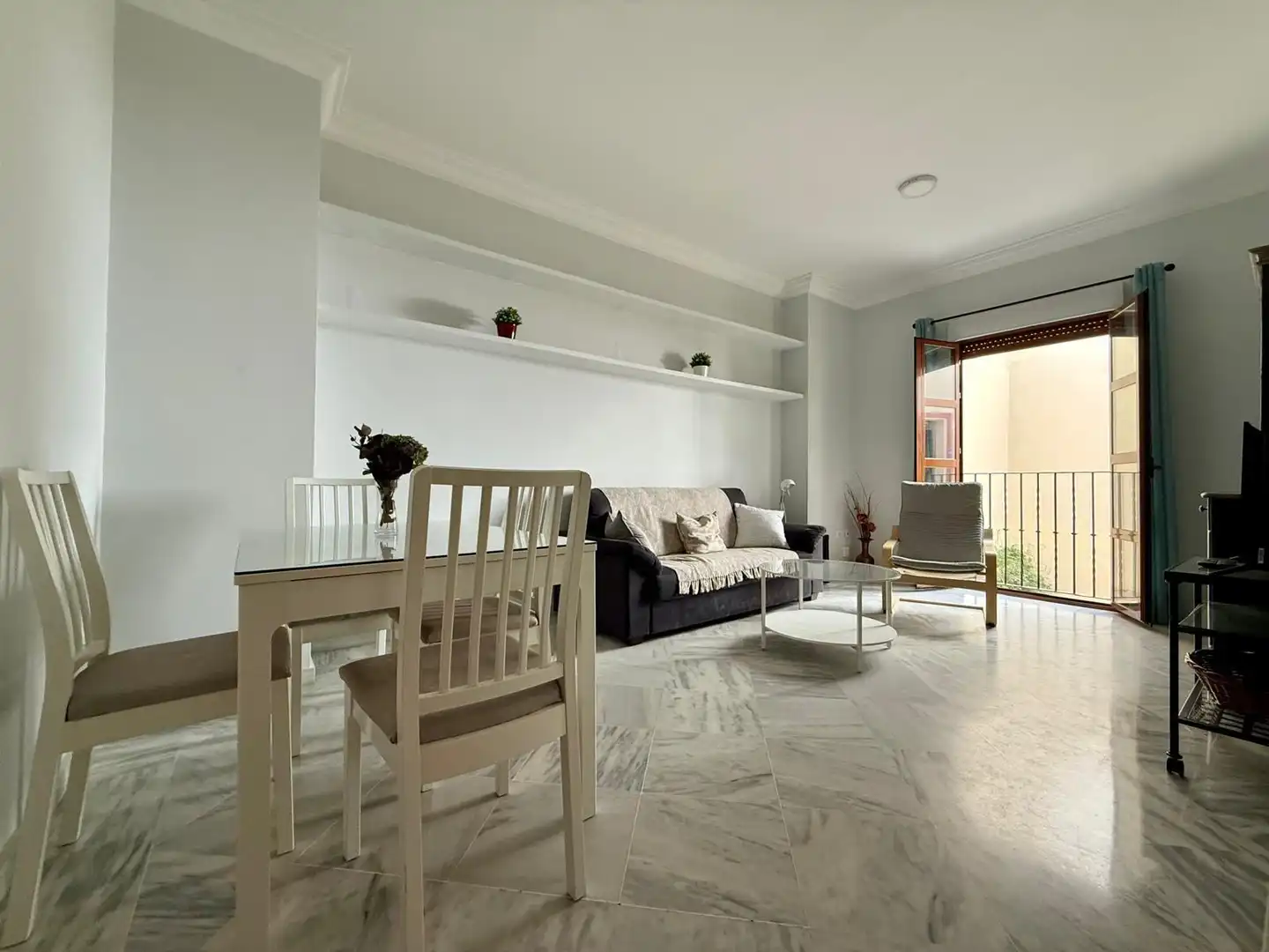 Living room of Flat for rent in Sevilla  with Air Conditioner, Heating and Furnished