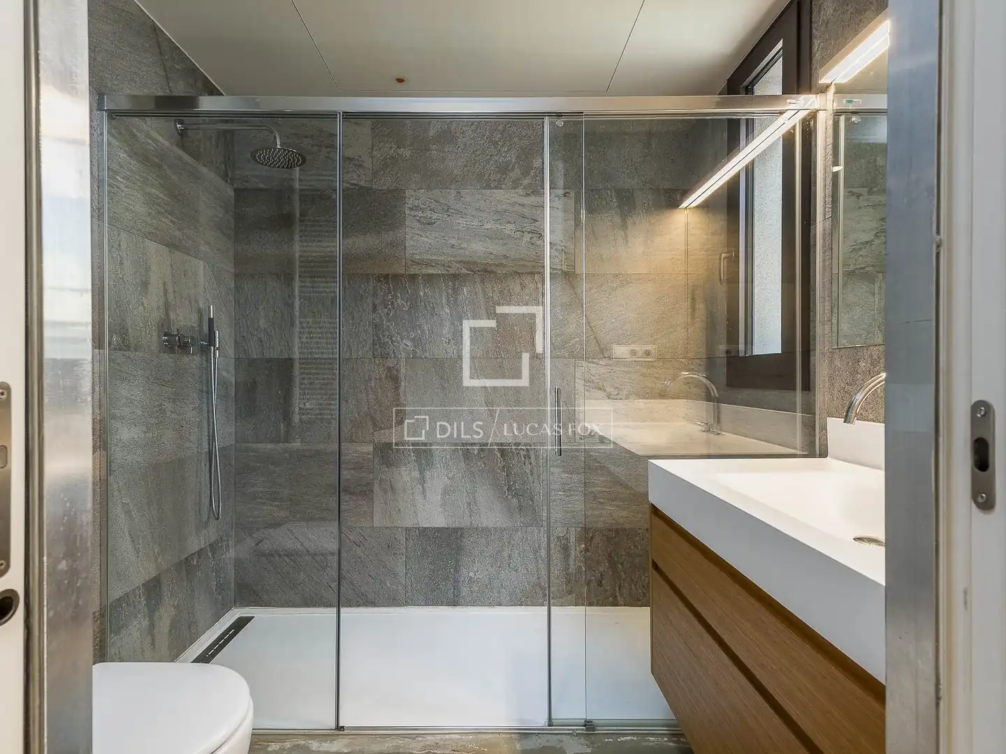 Baño de Ático en venta en Barcelona con Aire acondicionado, Calefacción y Jardín privado
