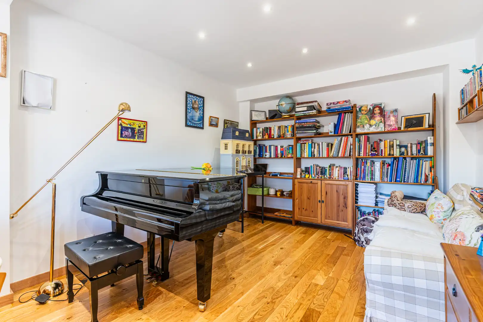 Wohnzimmer von Einfamilien-Reihenhaus zum Verkauf in Las Rozas de Madrid mit Klimaanlage, Heizung und Privatgarten
