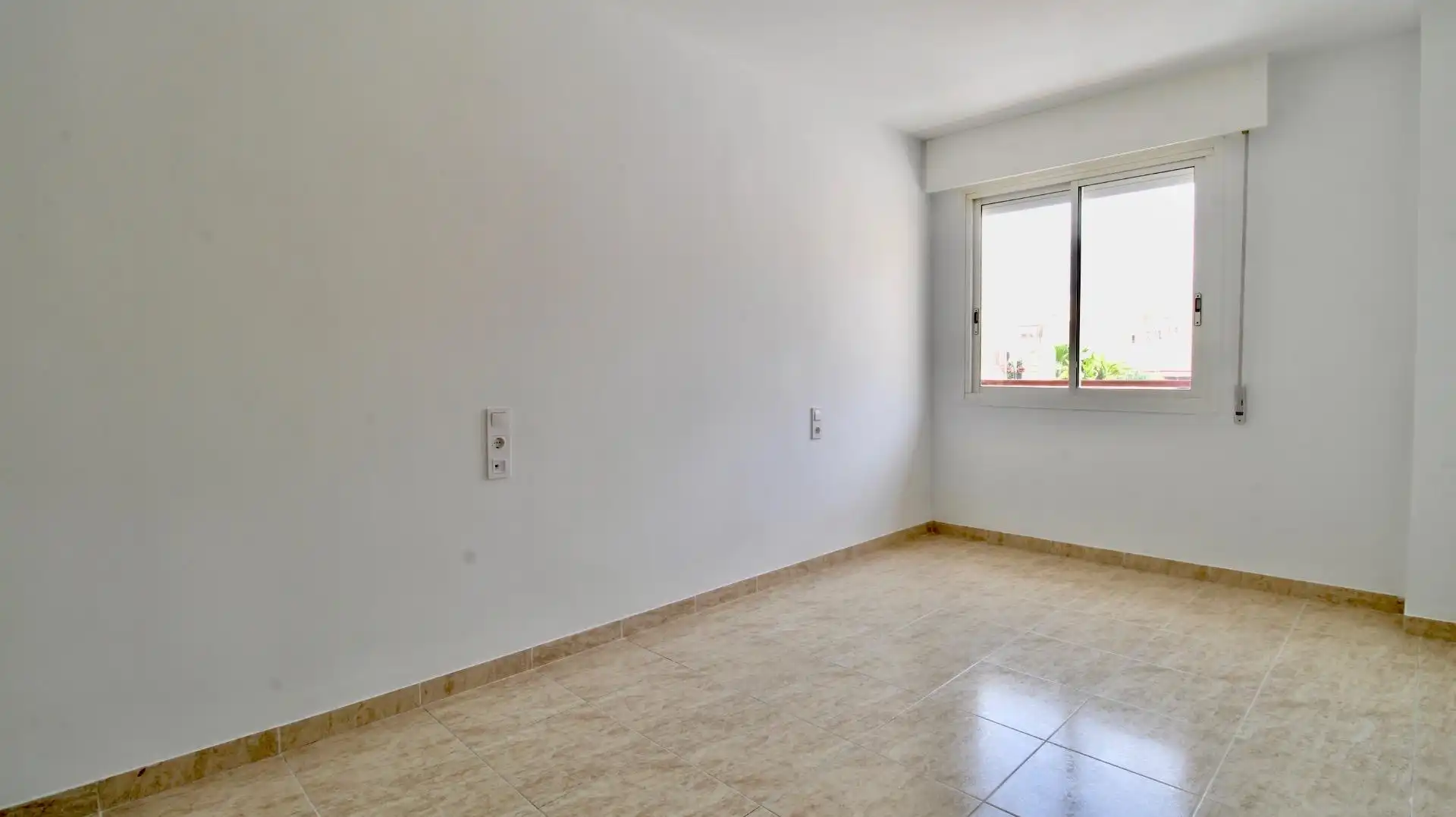 Habitación de Piso en venta en Roquetas de Mar con Jardín privado, Terraza y Piscina comunitaria