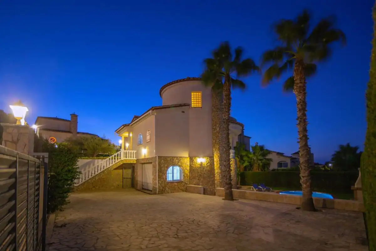 Vista exterior de Casa o xalet en venda en El Perelló amb Aire condicionat, Calefacció i Jardí privat