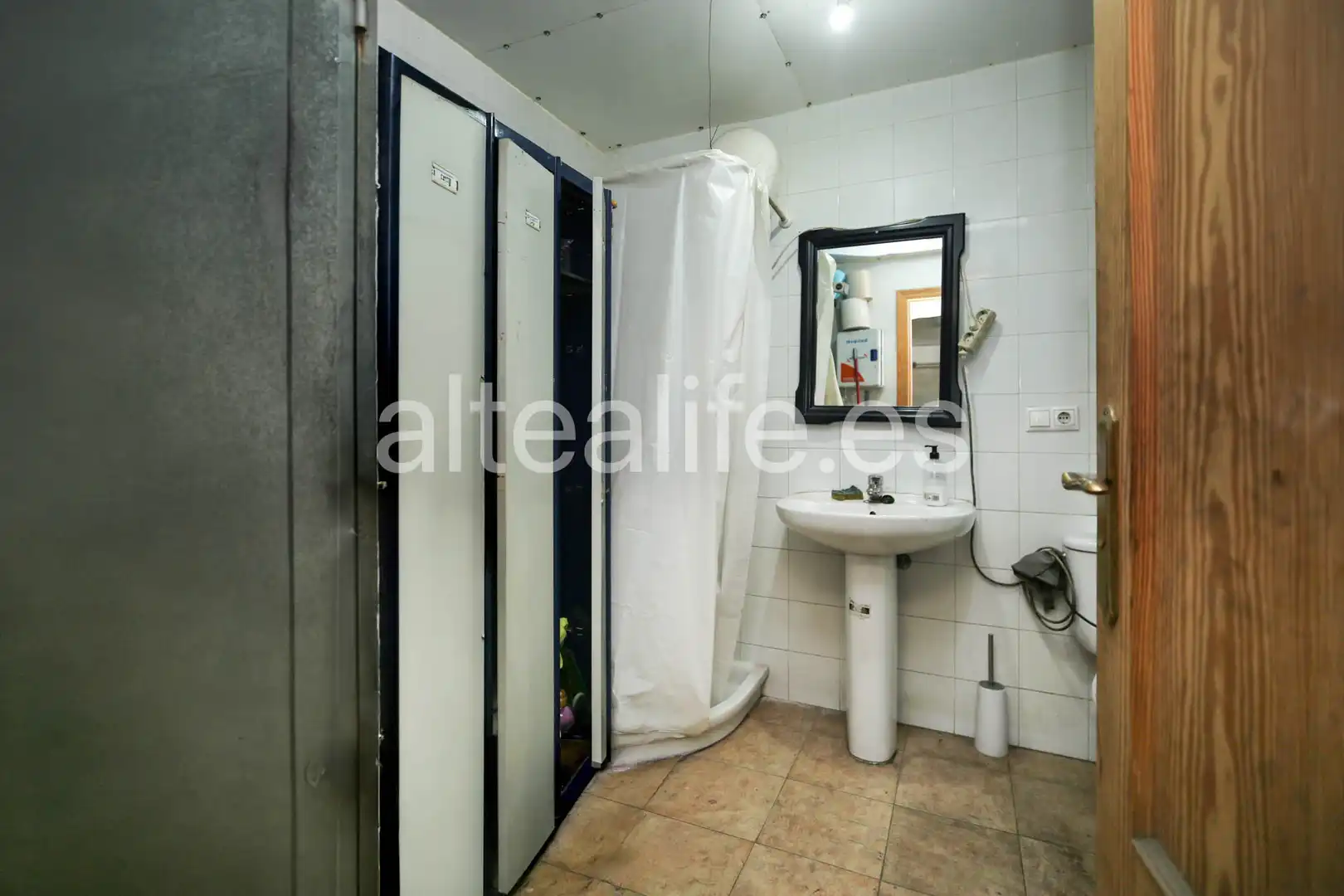 Badezimmer von Fabrikhallen zum Verkauf in Polop