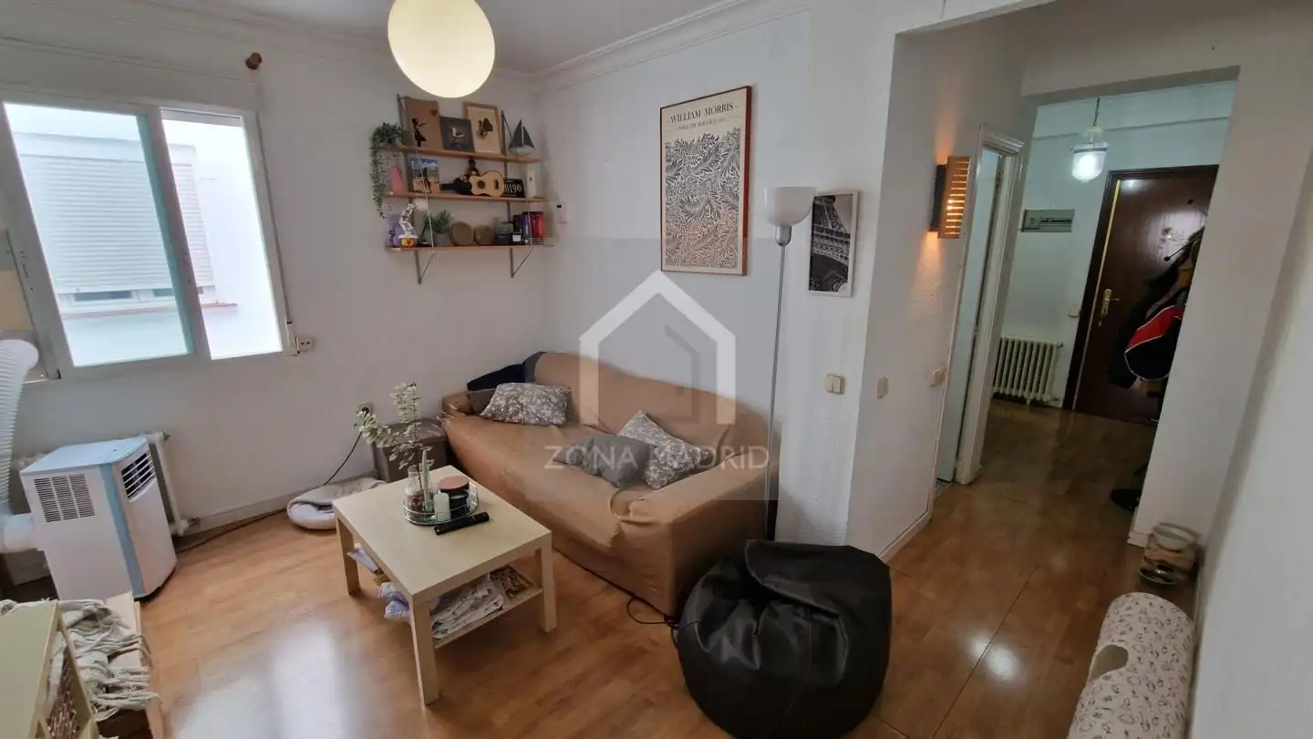 Living room of Flat for sale in Madrid  with Furnished