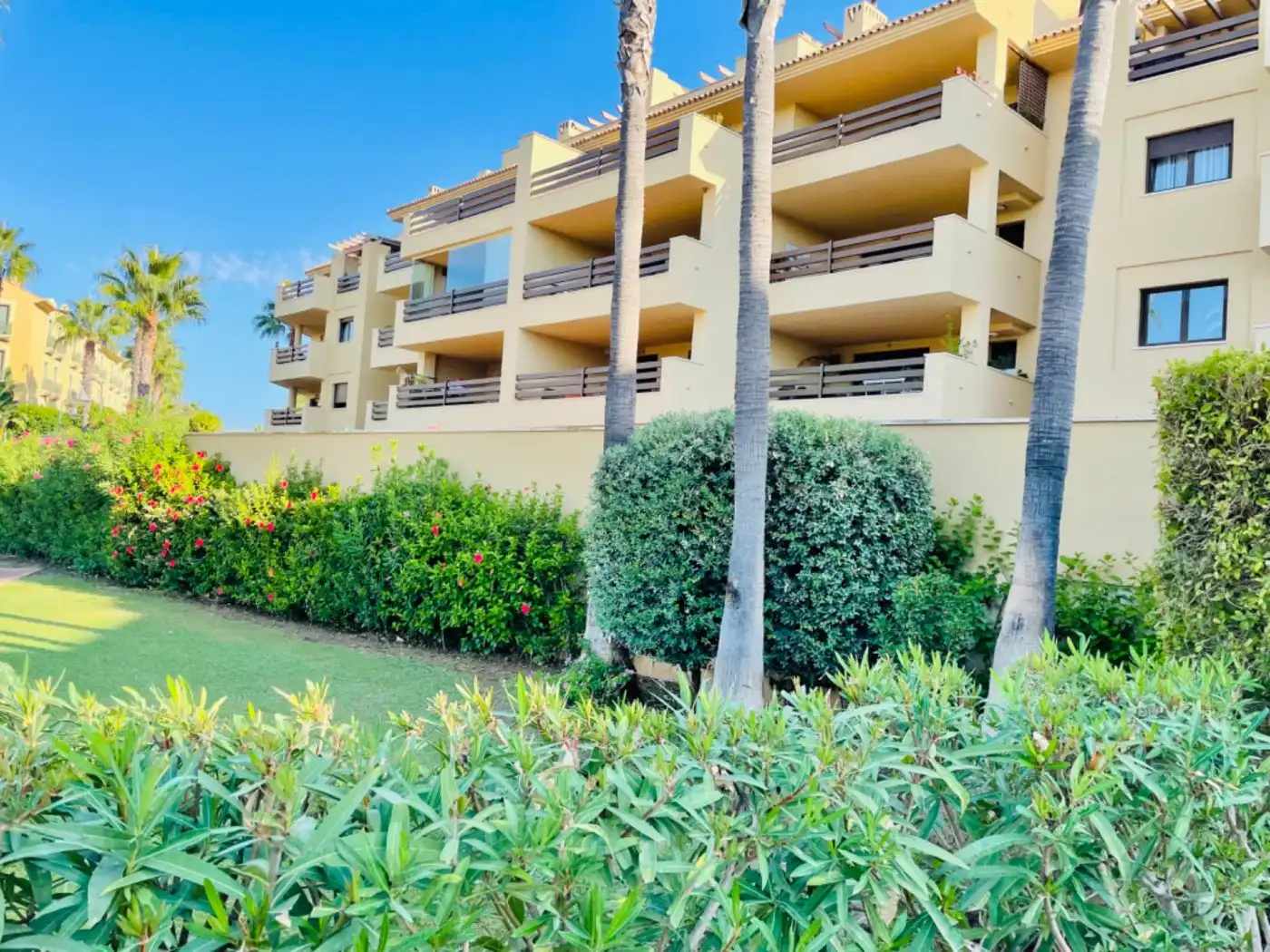 Außenansicht von Wohnung zur Miete in Sotogrande mit Klimaanlage, Terrasse und Möbliert