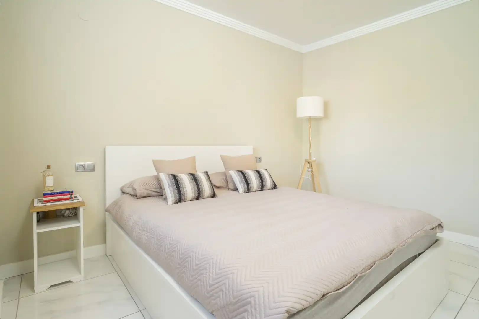 Habitación de Planta baja en venta en Marbella con Aire acondicionado, Terraza y Piscina