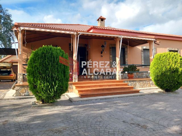 Vista exterior de Casa o xalet en venda en Hornachuelos amb Aire condicionat, Jardí privat i Piscina