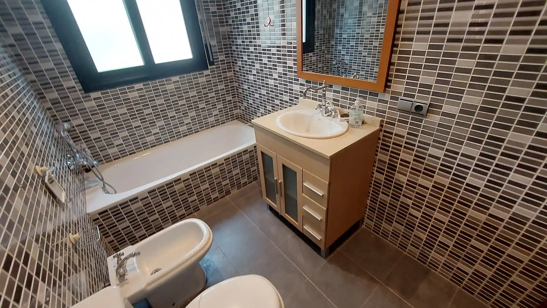 Badezimmer von Einfamilien-Reihenhaus zur Miete in Vilafranca del Penedès mit Klimaanlage, Heizung und Privatgarten