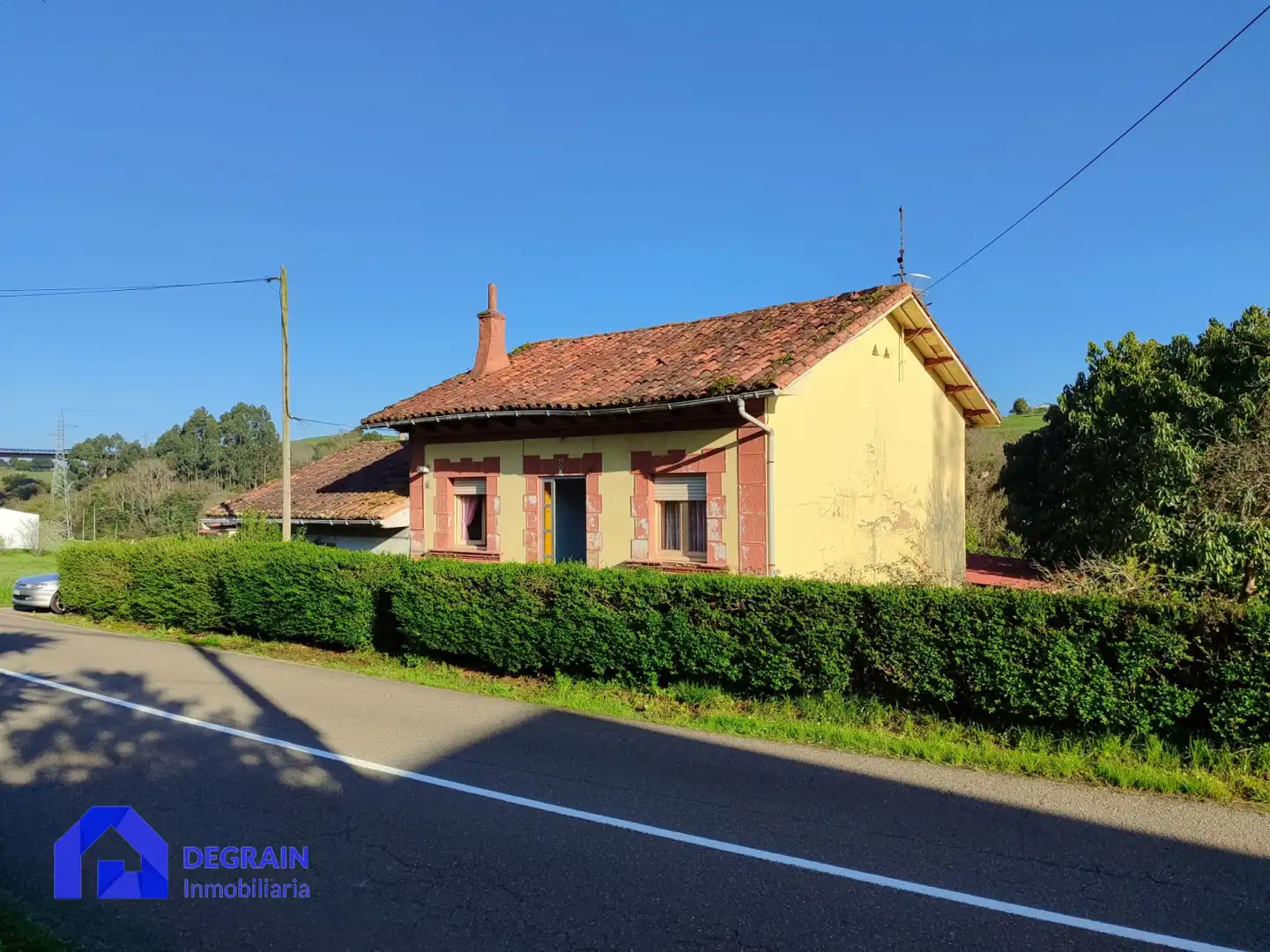 Außenansicht von Einfamilien-Reihenhaus zum Verkauf in Corvera de Asturias mit Privatgarten