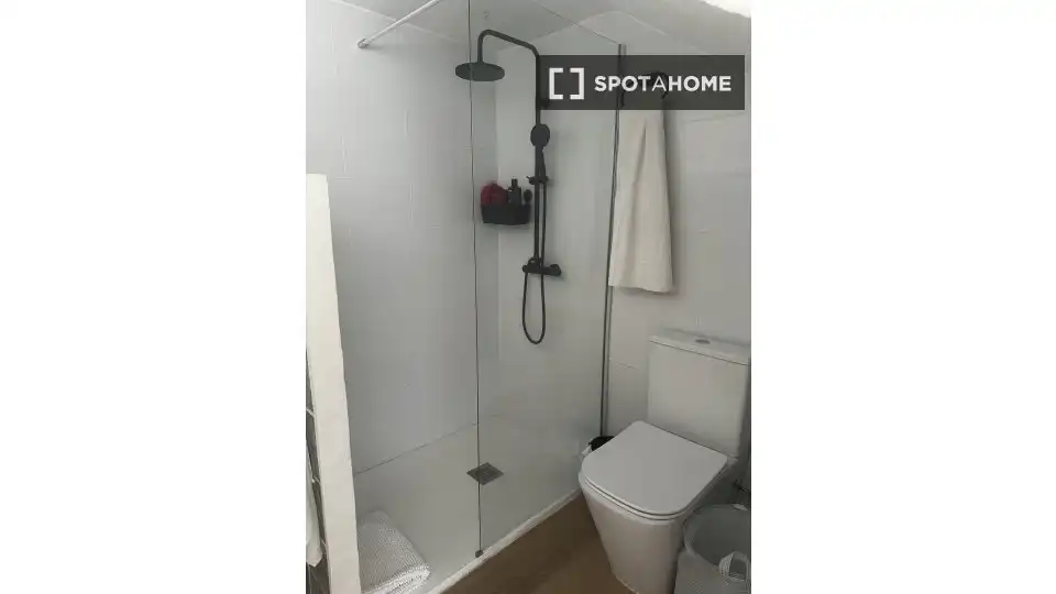 Bathroom of Flat for rent in Oliva  with Air Conditioner, Heating and Furnished