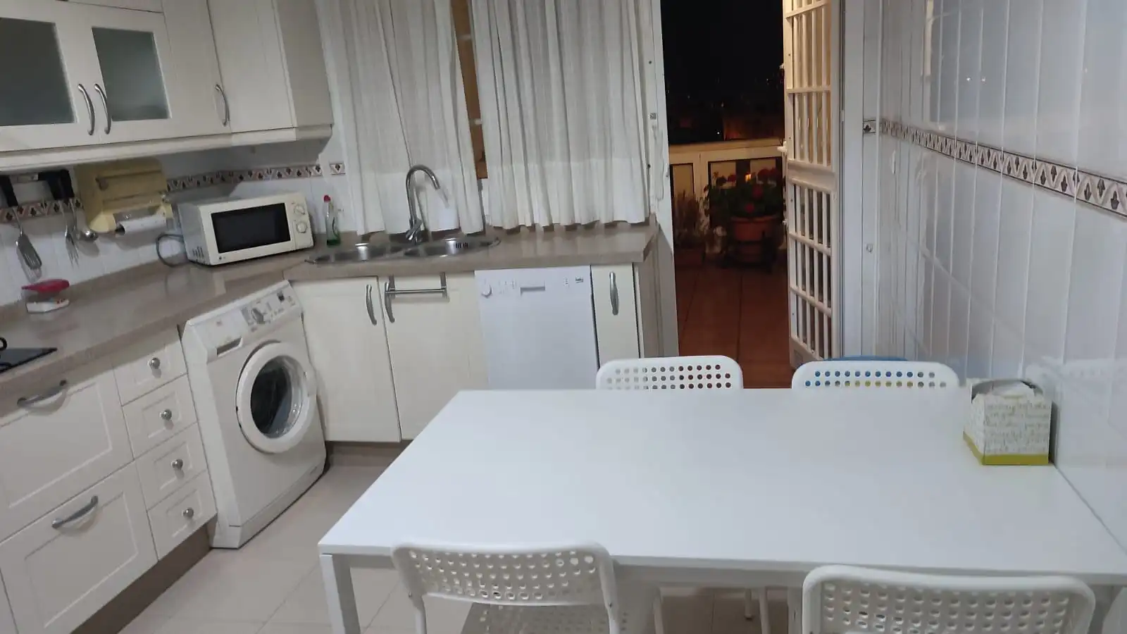 Cuina de Àtic de lloguer en Málaga amb Aire condicionat, Terrassa i Moblat
