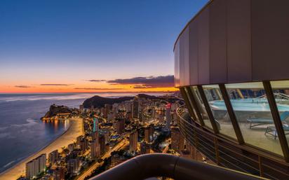 Vista exterior de Àtic en venda en Benidorm amb Terrassa, Traster i Piscina