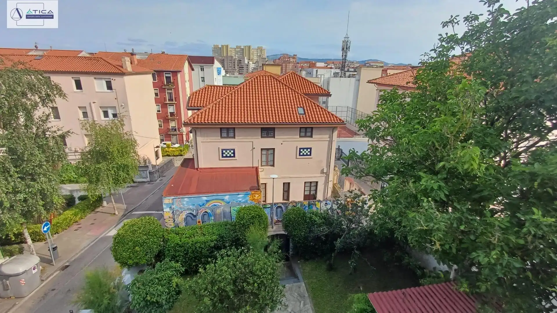 Vista exterior de Casa o xalet en venda en Santander amb Jardí privat, Terrassa i Moblat